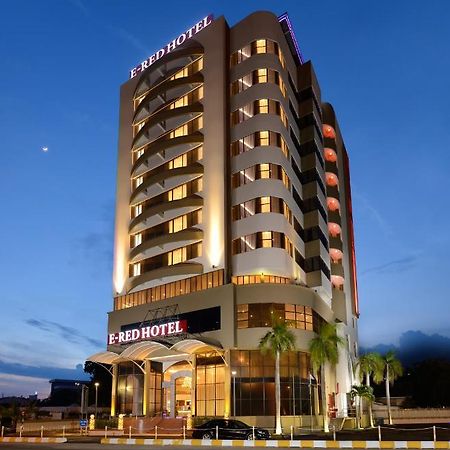 E-Red Hotel Куантан Экстерьер фото