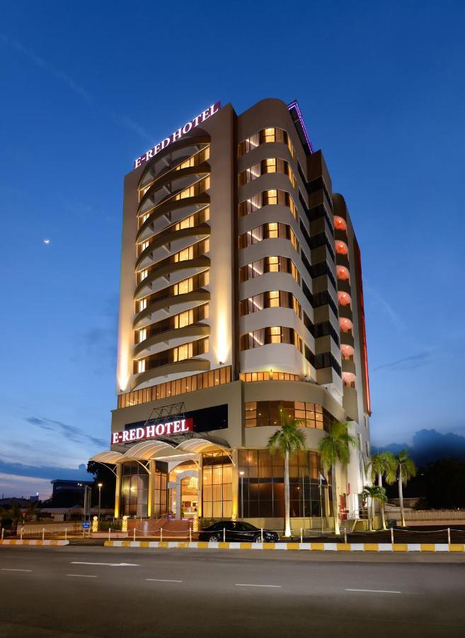 E-Red Hotel Куантан Экстерьер фото
